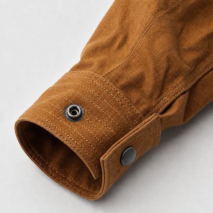 Syningsdetaljer og knaplukning ved håndled på MOTO 181 Canvas Jacket

